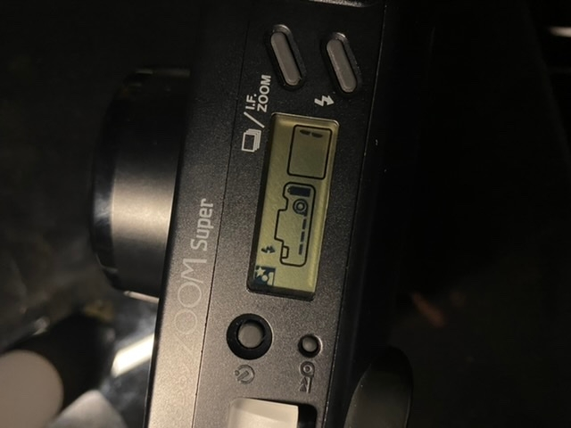 Canon Autoboy ZOOM Superというフィルムカメラです。 フラッシュのボタンを押すとこの表示になるのですが、どのような機能か分かりません。 カメラに詳しい方教えてください。