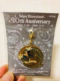 ディズニーランドの非売品 入場者限定周年キーホルダーをメルカリなどで出 Yahoo 知恵袋