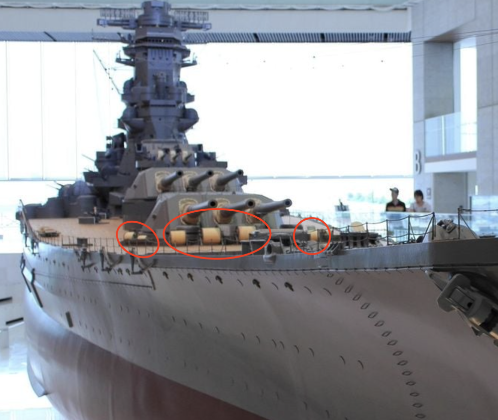 戦艦大和について 少し見づらいですが まるで囲った主砲のすぐ前にある Yahoo 知恵袋