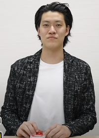 霜降り明星粗品さんのジャケットブランド画像のものですが よくしもふり Yahoo 知恵袋