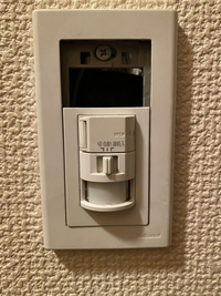 玄関に写真の人感センサーが付いています 写真のように上部の蓋 のよう Yahoo 知恵袋