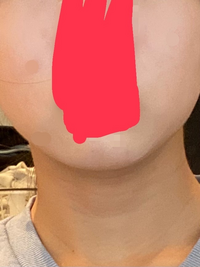 首と顔の色違いすぎませんか？
これすっぴんでトーンアップの日焼け止めとかも塗ってません。
なのに、なんでこんな肌の色が違うんですかね。 