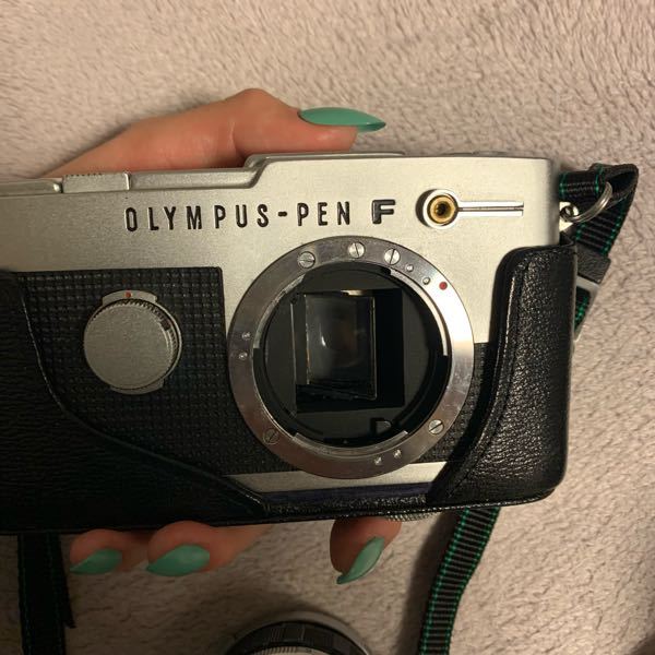 フィルムハーフカメラについてです。 カメラはolympus pen fvです。 レバーが半分ぐらいで止まり、フィルムが切れなくなり、レンズの中を見ると写真 のようになっていました。 直す方法...