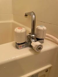 デッキ2ハンドルシャワー混合栓に止水機能付きシャワーヘッドを取 