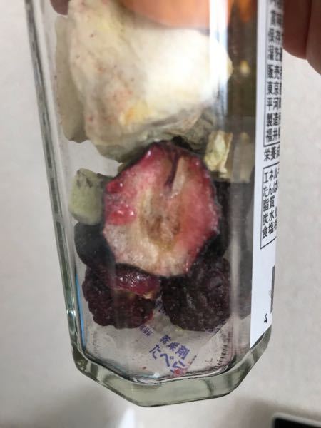 瓶に入ってるドライフルーツ、常温で保存してて今開封したのですが、下のほうに入ってるフルーツが写真のように水滴がついてました。どうしてでしょうか…食べられますか。