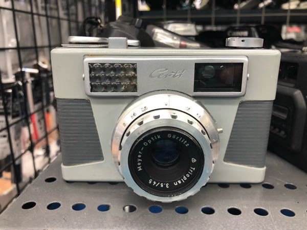 このカメラの詳細がわかる方が居ましたら教えて下さい。 おそらくペンタコンのペンティ系だとは思うのですが、調べても分からず困っております。 レンズはメイヤーオプティクスのトリオプラン45mm F3...