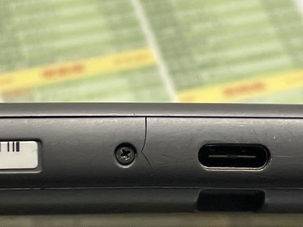 switchライトにヒビが入ってしまったのですが接着剤などで無理に直