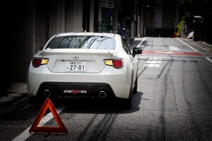 普通乗用車のエンジンを停止した状態でハザードランプを点灯したままにし Yahoo 知恵袋