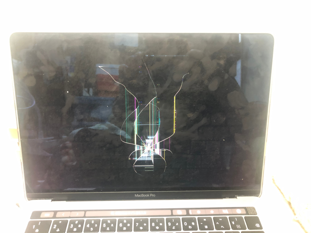 早急に回答ほしいです パソコンの画面汚くてすみません MacBookの画面が画像のようになってしまいました。当然ですが修理に出さないと直らないですよね？