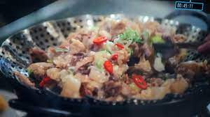 韓国ドラマ”マイディアミスター私のおじさん” 美味しそうな韓国料理をドラマの中で発見。 なんて言う料理かご存知の方！ 教えて下さい。 また、日本でも食べれるのでしょうか？ 宜しくお願いします。