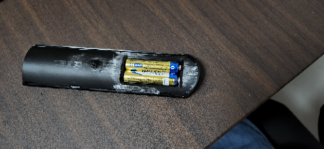 電池がこんなふうになってました。リモコン動きません。電池マックスです。原因わかる人いますか？