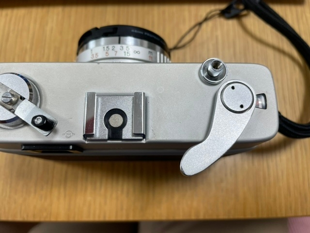 Konica C35 巻き上げレバーについて カメラ店で、中古のKonica C35（後ろには何もつきません）を購入しました。 このカメラで試写はしていないが、動作確認はしてあるとのことでした。 