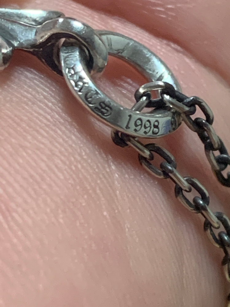 クロムハーツの1998年の刻印の1は逆さまだと聞いたのですがこれは偽