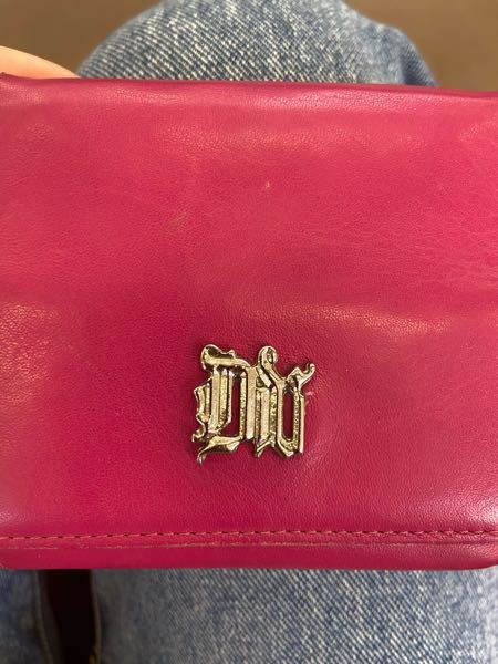これは何かのブランドでしょうか？ 亡き祖母の財布です。購入は10年以上前だと思います。 ヴェルサーチの箱に入ってましたが、違うブランドではないかと推測しています。 どなたかわかる方いたら回答お願...