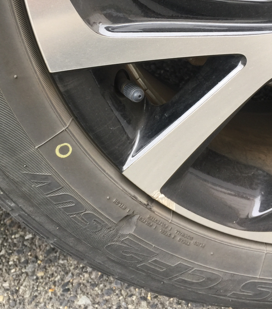 タイヤ傷と車検このタイヤ側面、傷が少しありますが車検大丈夫でしょ 