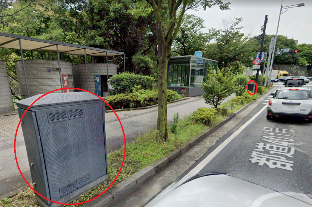 交差点で信号機のそばにあるこれって何ですか？ （添付写真の赤丸の部分です。小型の冷蔵庫ぐらいのサイズの四角い筐体の物。）