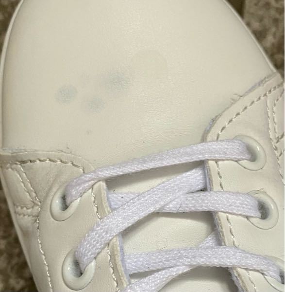 白い靴の汚れ この白い靴を久しぶりに履こうと思ったらこのような汚れ？シミ？がありました。 袋に入れてしまってました。 この汚れかシミを落とす方法はありませんか？ ちなみにおしぼり拭いてもダメでした。