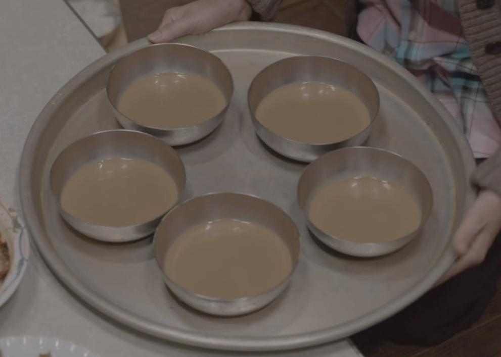 韓国ドラマで食後にコーヒーを出すシーンが画像の様になっています。 日本で言えばお椀で出すようなものだと思うのですが韓国ではこういうのが普通なのでしょうか？日本ではさすがにコーヒーはカップあるいは...