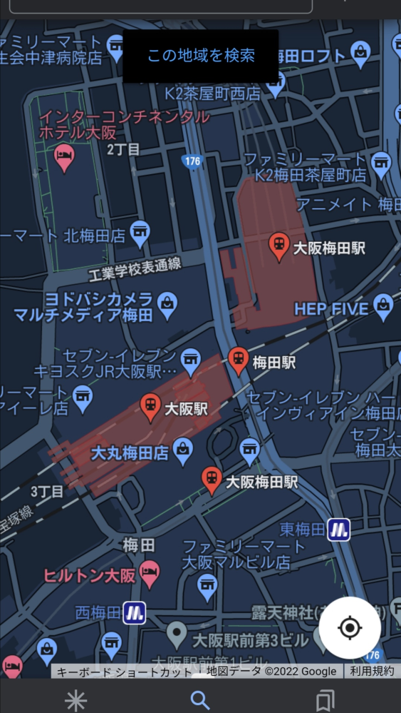 「大阪駅」と「梅田駅」わ同じ駅。 これ、大阪の中心のことだから、ジモトミンにわ常識でしょうけど、ヨソモンが路線図見たら、 「大阪駅と梅田駅わ、どうやっとんや」 と、疑問になるんですよ。 そしたら、 「大阪駅と梅田駅は、それぞれ別の路線が交差するところにあるから、同じ駅なんですよ。」 と言われ、なるほどと思うが、そこでまた疑問が出る。 分かりますよね ··· ？笑 「同じ駅なら、なぜ名前を統一せんのんや」 ですよね ··· (^皿^; 私わ、 「交差する、それぞれの路線の運営が、たがいのイヂで同じにせんのか？」 と思ったが、それわ考えにくい ··· ( ー _ ー ; 笑 次に考えたのが、同じ駅とわいえ、路線が違うから、乗りちがえのないように別の名前にしとるんじゃあないかと ··· そうゆうことじゃないですかね ··· ( ‘ o ‘ )