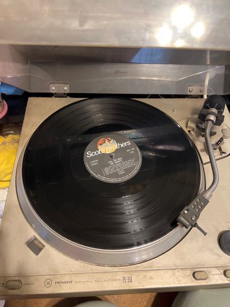 40年くらい前に購入したパイオニアのレコードプレイヤー PL-350についてご相談です。 最後に使ってから20年経ち、暫くぶりにレコードを出してきましたが、洗濯機の脱水のように異常に高速回転してしまい使えません、 45回転のシングルですと正常に音が出ますが、LPを聴くために33回転にすると、逆回転、回転、逆回転を繰り返します、。回転盤に手動でブレーキをかけたりするうちに、正しい方向にまわりますが、脱水をしているかのような高速回転になりもちろん音も出なかったり、たまに100倍速のような音がかすかにしたりします。 パイオニアに聞いても対応できない古いものなのでアドバイスもいただけないと思いますが、なんとか使えるようにしてみたいです。私が初めてアルバイトで買った思い入れのあるものです 純正の修理はできないでしょうが、なにか良い方法があればアドバイスいただけたらと思います。