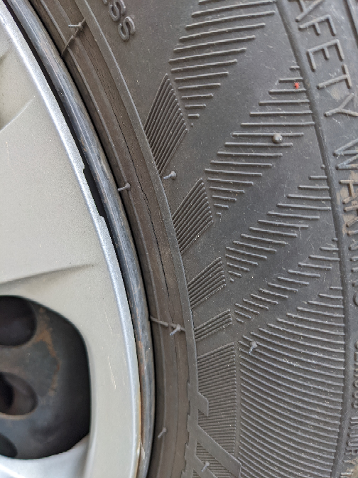 2018年製のタイヤですが、添付の箇所にクラックのようなものが目立ってきました。 劣化として通常でしょうか？