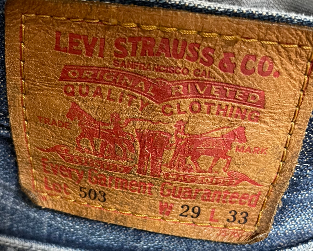 あまり詳しくはないので質問させていただきますが、このリーバイス503のジーンズの年代がどれくらいのものか大まかに教えて欲しいです。 ボタン裏はV14の記載があります