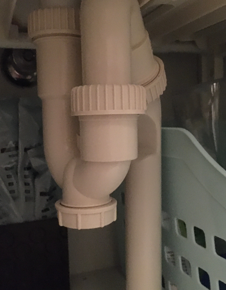 洗面台の下の排水管のネジって素人が外しても大丈夫ですか？ 洗面台の排水の流れが悪くなりました。下の排水管を見ると、下に大きなネジが付いていて、簡単に開けられそうです。これって素人が開けて掃除しても大丈夫ですか？