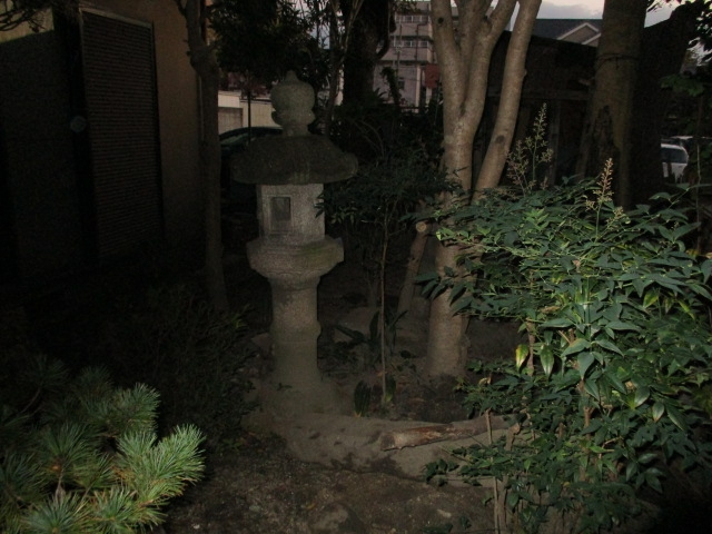 日本庭園（１０坪程度）の通路を「葺石風」にしようと考えています。 石柱や自然石・陶器・煉瓦などで施工された経験のある方いませんか？ ・・・ ６メートル×６０センチ程度の通路を『石葺き通路』にと考えています。 市販の石版（４５×６０×厚さ２センチ程度）は高額（２千円近い）で すが、安く入手できる方法はないでしょうか？ また、煉瓦や陶器での「出来栄えや質感」についても教えていただきた いです。 石柱（重さ１００キロ以上）の石材は沢山所持しています。