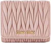 急いでます！！！

MIUMIUのマテラッセと言われる種類のレザーはMIUMIUオリジナルの模様なのでしょうか？
それとももともとそういう模様があるのですか？ 似たような模様のかわいいバッグを見つけたのですがパクリに見えたら恥ずかしいので、、