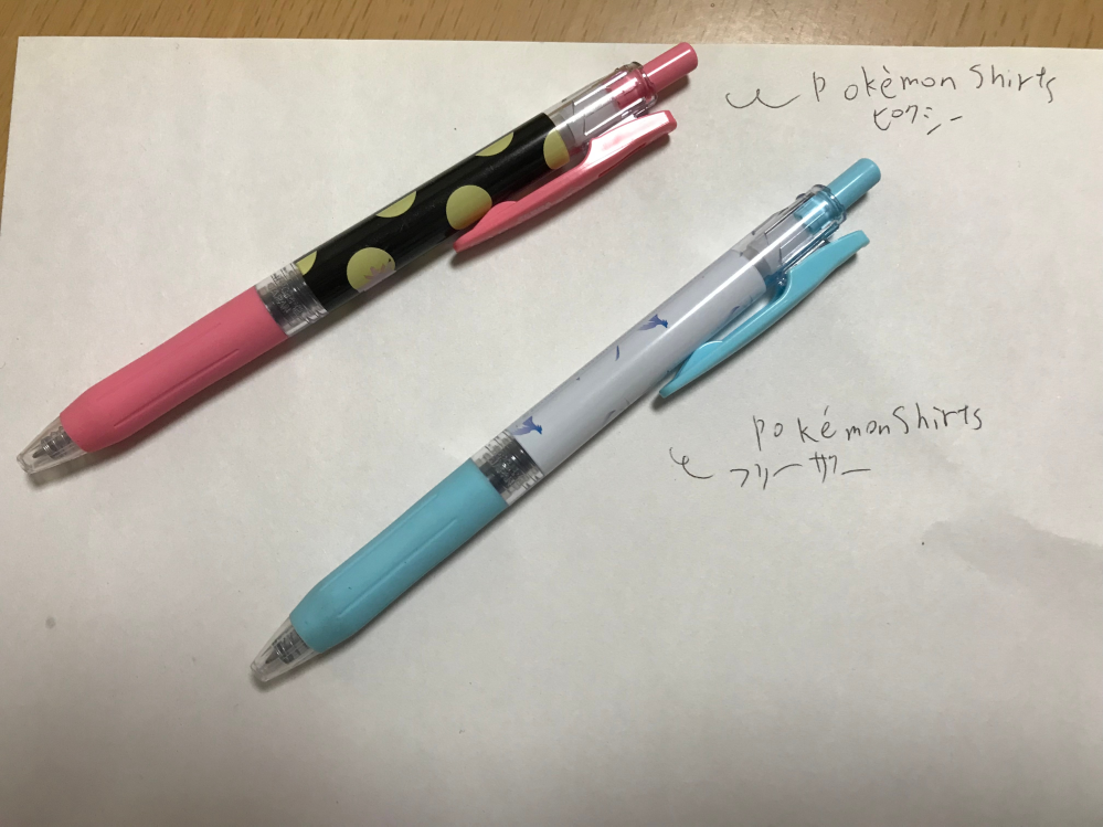 こんばんは。 このボールペン（sarasa pokemon shirts）についていくつか質問させて頂きます。 （画像はピクシーとフリーザーです） 1）替芯はsarasaの別の色のものを使用...