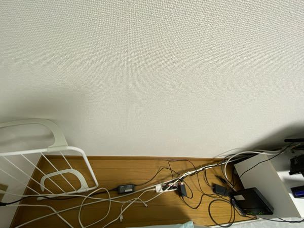 床に近い壁にテレビ線がつなげるコンセントがついており、 大量の配線がテレビ裏やブルーレイレコーダーに繋がってこんな状態になっています。配線カバーだといまいちうまいこと行かない気がします。良い隠し...