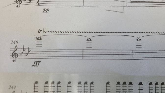 こんにちは。 吹奏楽でフルートを吹いているのですが、高昌帥さん作曲のBallad for Wind Orchestraという曲の終盤に♭♭(ダブルフラット)のtrが出てきました。元の音がAsということもあり、どのようにトリルをすれば良いのか分かりません...。どのような音になるか教えていただきたいです。 よろしくお願いしますm(_ _)m