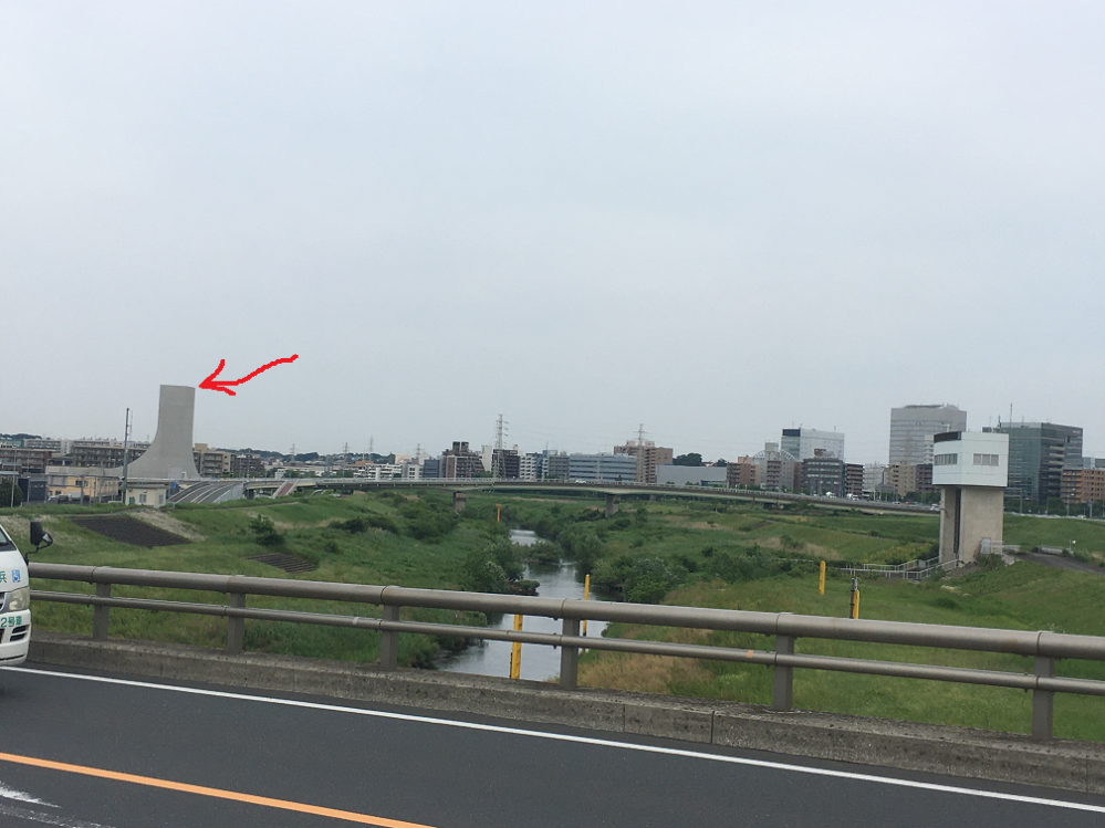こちらの写真は、新横浜の亀の甲橋（日産スタジアムを北上した先にある橋）の歩道から、鶴見川を西側に向かって撮影したものです。 矢印部に建造中と見受けられる橋台があるのですが、これは何向けのものでしょうか？高速道路か鉄道向けのように見えたのですが、詳細分からず。