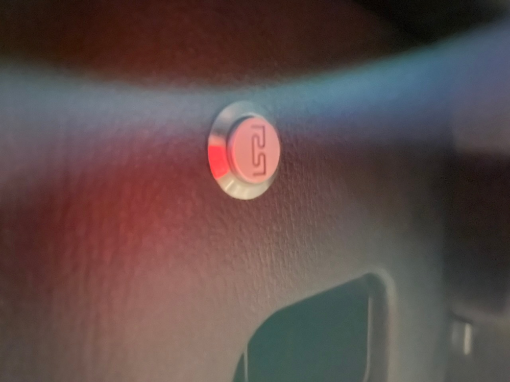このスイッチはなんなのでしょうか？ 中古車買ったら運転席の足元上に付いてました。押すとオレンジっぽく光ります。