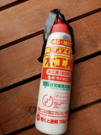 画像の木工ボンドですがまだ半分ぐらい中に残っています。これを固まら 