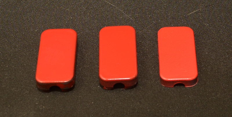 ラッカーの色について質問した、その後の報告です。 (最後に質問もあります) https://detail.chiebukuro.yahoo.co.jp/qa/question_detail/q12261946002 塗装先： 黒の樹脂ケース (電子工作で使うあの無骨なケースです) 左： 樹脂ケースに直接 赤 4 回塗り 中： グレーつやあり 2 回塗り後に赤 3 回塗り 右： ホワイトつやなし 2 回塗り後に 赤 3 回塗り 写真だとイマイチわかりづらいですが、白を塗ったあとの赤の方が鮮やか。 白を塗った後の赤 1 回塗りがめっちゃ鮮やかでした。 蛍光の赤と言ってもいいぐらいでした。 グレーを塗った方は黒に直接塗ったのとほぼあまり変わらず。 下地の色って結構強めに影響出るもんなんですね。 勉強になりました。 今回はダイソーのラッカーを使いましたが、塗料の吹き出しが汚いというか粒が大きいというかべちょっとした感じがあるんですが、もっときめ細かいラッカースプレーってあるもんですか？ それともそこまでを求めるとスプレーガンになっちゃいますか？
