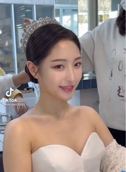 結婚式で使うティアラを探しています。 韓国の方が付けていたものを見て探しているのですが、これはなんと調べれば出てきますか？