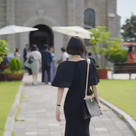 韓国ドラマ「ユミの細胞たち」エピゾード7でキム・コウンさんが 友人の結婚式に参列際に着用していましたバッグがどこのブランドの ものかわかる方いらっしゃいますか？？ 着用画像添付いたします。 スト...