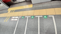 駅で電車を待つとき床のマークに合わせて並ぶ人がいないのはなぜですか マークどうりに並べばいいのにどこの駅でも列がマークより１本少ないです