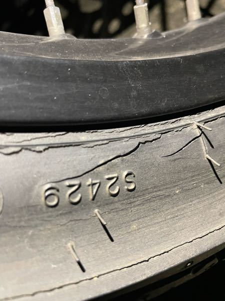 緊急です！！ このタイヤ大丈夫でしょうか？ ftr223のタイヤなんですが、この側面溝危ないですか？すぐ交換すべきですか？どのくらい危ない状況か含めてお教えいただけませんでしょうか？