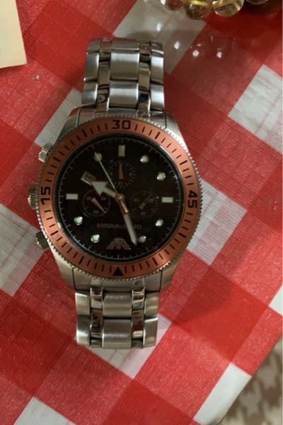 この腕時計のブランドと定価を分かる方に教えて頂きたいです！