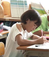 この女の子は何年生くらいだと思いますか 小学3年生くらいだと思います Yahoo 知恵袋