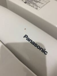 毎日トイレに現れる小さい虫についてお伺いしたいです。 3日ほど前から掃除をするたびこのような虫がたくさん現れるようになりました（サイズはかなり小さいです）
何の虫かもわからずとても気持ちわるいのですがどんな対策をすれば駆除したのにトイレに現れなくなりますか？
今のところアルコールをかけてティッシュで拭き取っていますが毎日出てきます。
これはなんの虫でしょうか。どこから入ってくるのかもわかりま...