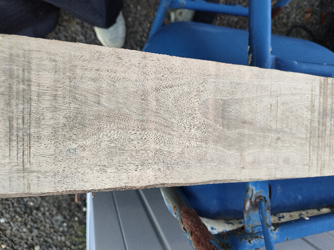 この木材が何か分かりますか？ 爪を立てても傷が入らない程硬く、重いです。