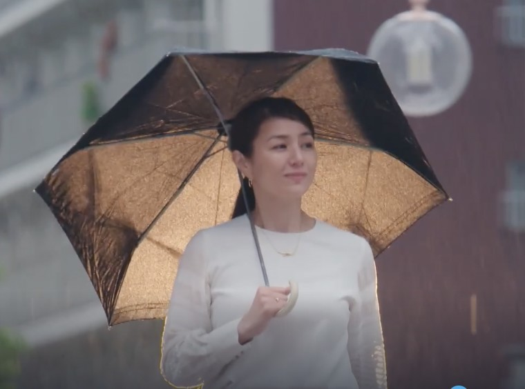 ドラマの衣装について知りたいです。 2022年5月24日放送のTBSドラマ『持続可能な恋ですか？』第6話で、井川遥さんが使っていた傘なのですが、どなたかどちらのブランドの傘かご存知ないでしょうか。 