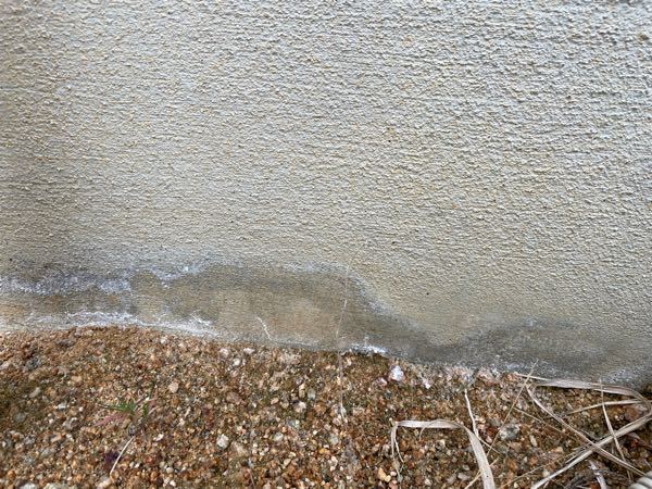 新築住宅の基礎部分に白い粉の様な物が付着して湿っている様な色をしています Yahoo 知恵袋