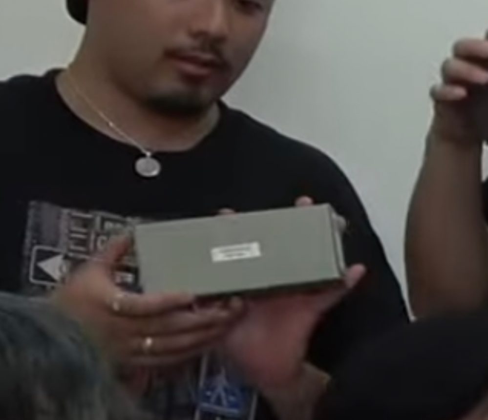 コムドットが6月4日の動画でエスポワールのガチヤマさんにあげたサングラスのブラ Yahoo 知恵袋