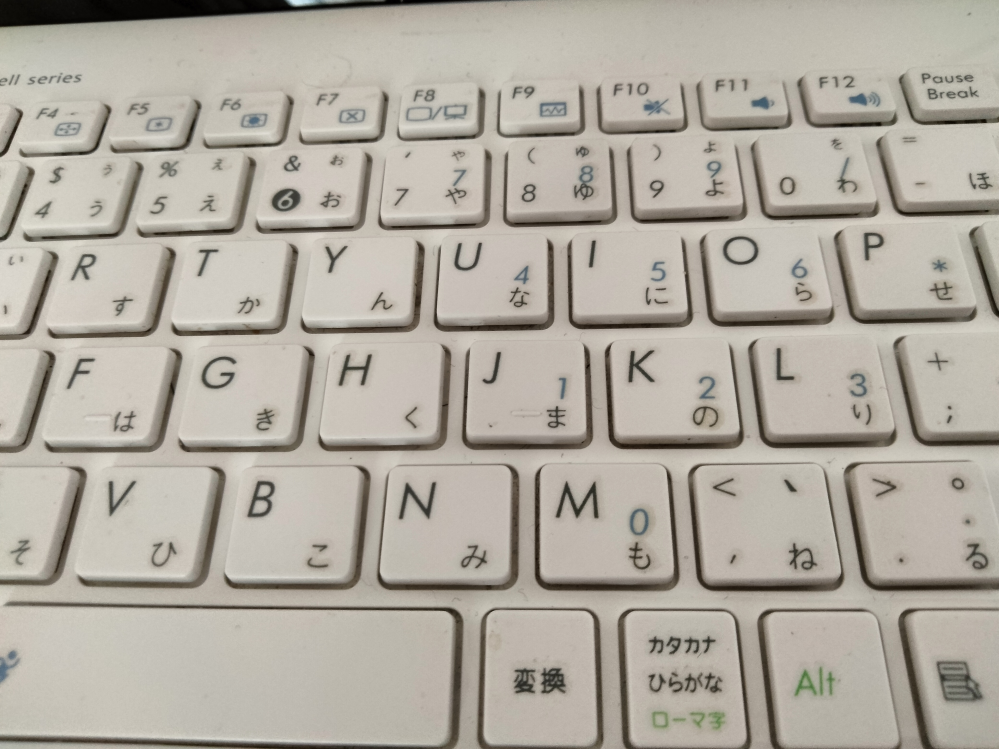 古いPCなのですがキーボードのkとかlのところに青い数字があるじゃないですか。そこのキーを押すと数字が入力されるのですがどうすればよろしいでしょうか