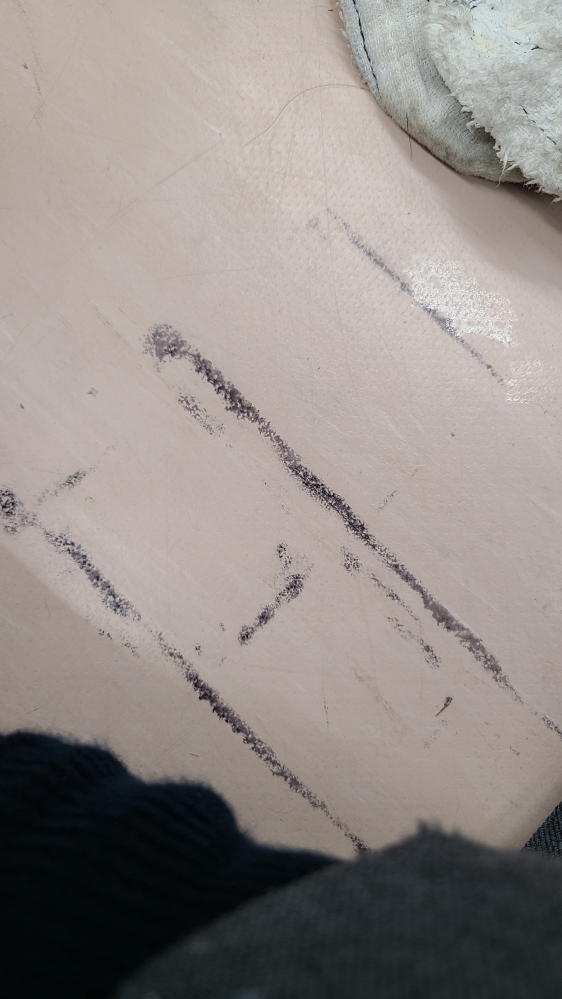 油性ペンのインクが床についてしまったのですが除去する方法はありますでしょうか？よろしくお願いいたします。