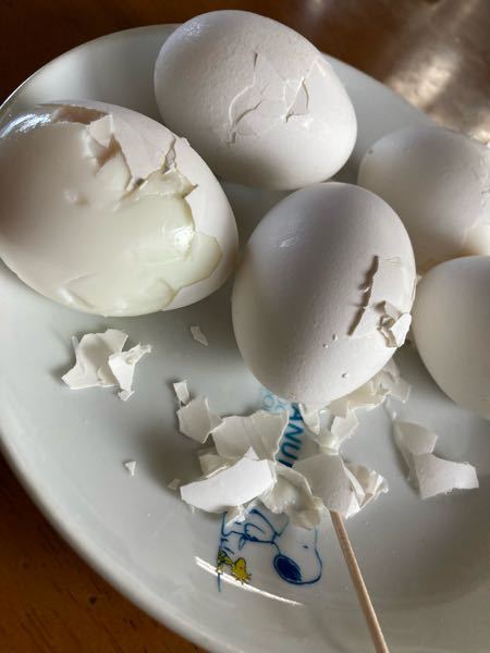 この状態でもう一度茹でれば 剥きやすくなりますか？ 半熟卵を作ろうとしたのですが 茹で時間が短かったみたいで… 半熟でなくなっても構いません この卵をキレイに剥く方法を 教えて下さい。